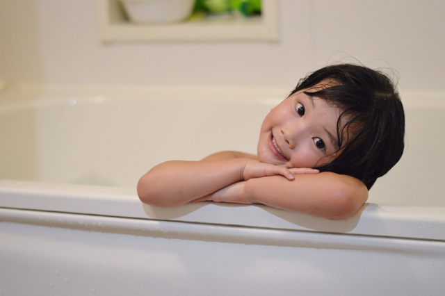 楽しそうにお風呂に入っている子供