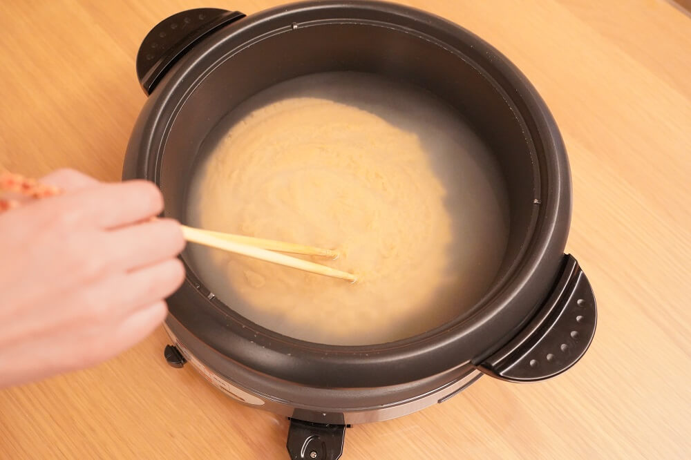 水と一藤秘伝の濃縮味噌スープを混ぜていく